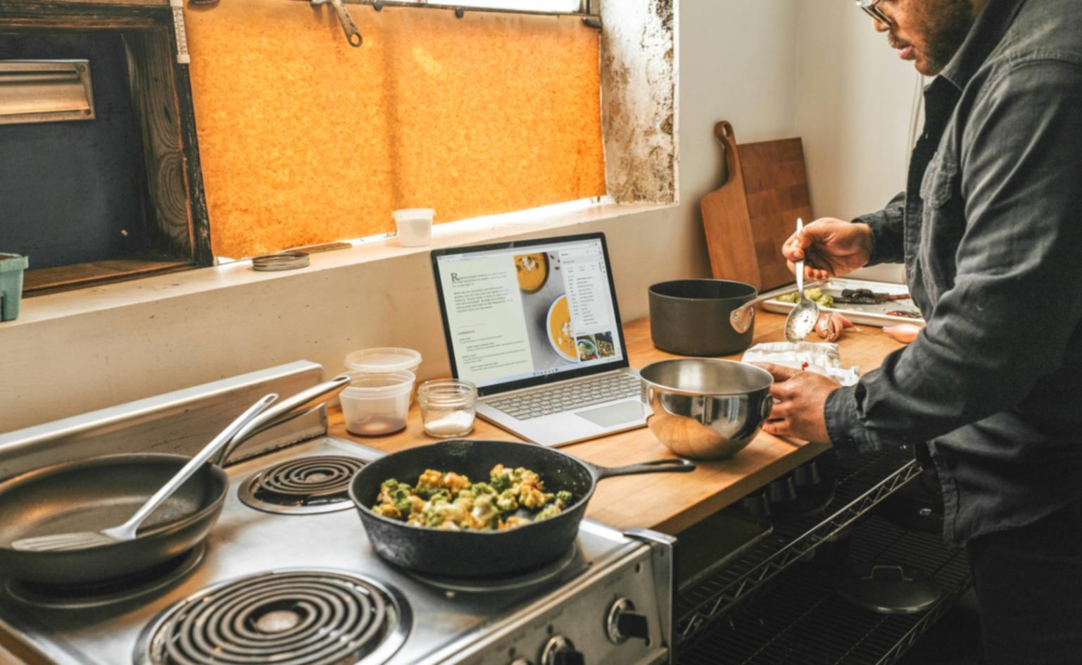 Préparation culinaire saine avec légumes frais et ustensiles de cuisine